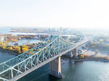 Montreal şehir silueti ve Jacques-Cartier köprüsü gün batımında, Quebec, Kanada