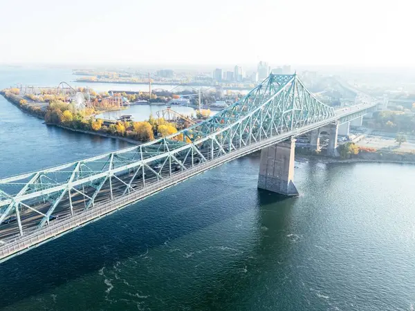 Montreal şehir silueti ve Jacques-Cartier köprüsü gün batımında, Quebec, Kanada