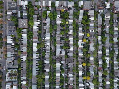 Kuzey Amerika 'daki tipik konak evleri. Büyük bir şehrin banliyösü. Montreal, Quebec, Kanada.