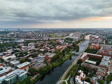 Lachine kanalı ile Montreal şehir merkezi arasındaki tek katlı binaların insansız hava aracı görüntüsü Quebec, Kanada