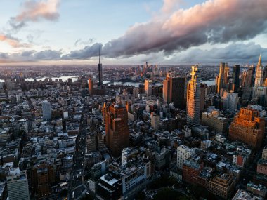 Manhattan şehir merkezinden gün doğumunda bulutlarla çekilmiş hava fotoğrafı. New York, ABD.