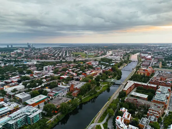 Lachine kanalı ile Montreal şehir merkezi arasındaki tek katlı binaların insansız hava aracı görüntüsü Quebec, Kanada