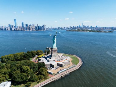 Arka planda New York ve New Jersey şehir merkezi olan Özgürlük Anıtı. ABD