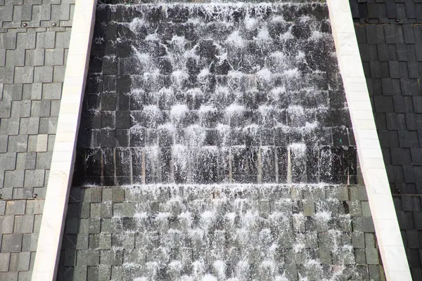 Beyaz mermer kaplı çeşme Independence Park, Ashgabat, Türkmenistan