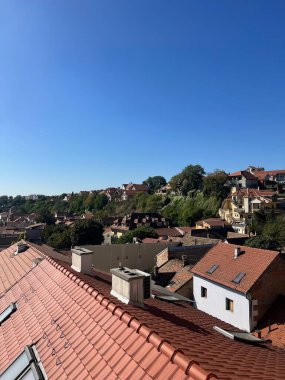 Kilise ve binaların çatısı. Zemun bölgesi, Belgrad, Sırbistan, Avrupa. Yüksek kalite pho