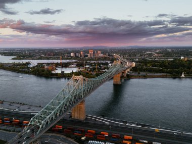 Montreal şehir silueti ve Jacques-Cartier köprüsü gün batımında, Quebec, Kanada