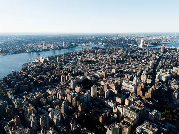 Manhattan şehir merkezinden gün doğumunda bulutlarla çekilmiş hava fotoğrafı. New York, ABD.