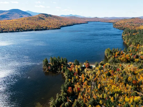 Beyaz Yüzlü Dağ Kayak Merkezi ve Gölü 'nde Sonbahar Bayrağı. Renk Değişikliği, Vermont, ABD.