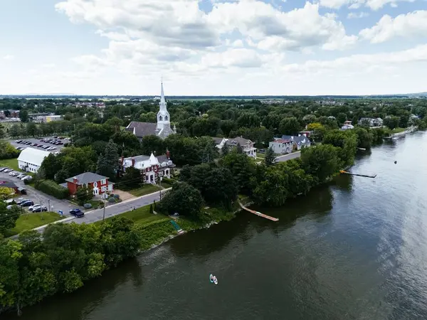 Chambly Kanalı 'nın, kalenin, yat limanının insansız hava aracı görüntüsü
