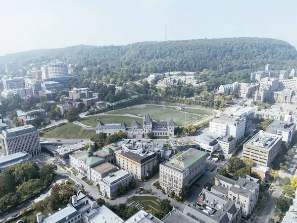 Şehir merkezindeki insansız hava aracı gökyüzü, Montreal, Quebec, Kanada 'nın sisli gündüz görüntüsü.