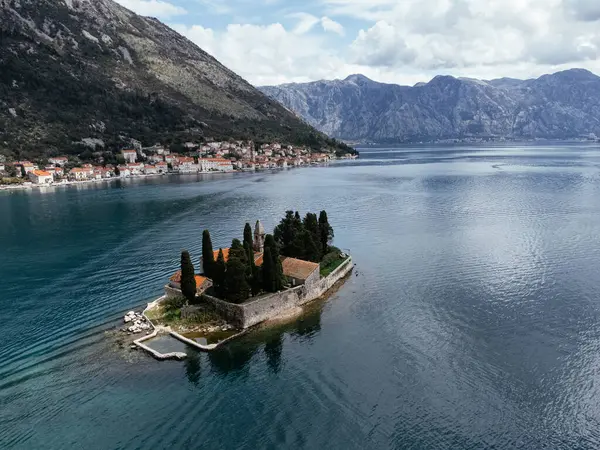 Karadağ 'daki Aziz George Adası insansız hava aracı manzarası.