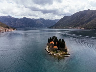 Karadağ 'daki Aziz George Adası insansız hava aracı manzarası.