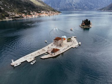 Kayalıkların Hanımefendisi Kilisesi 'nin insansız hava aracı görüşü ve Aziz George Adası, Karadağ, Avrupa.