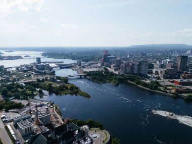 Ottawa-Gatineau metropolitan bölgesindeki hidro barajının havadan görüntüsü.