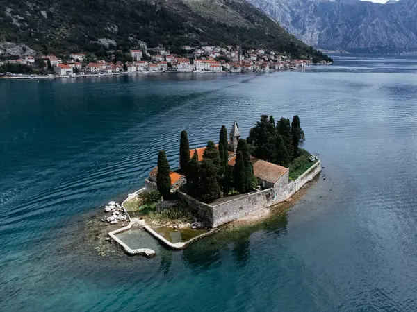 Karadağ 'daki Aziz George Adası insansız hava aracı manzarası.