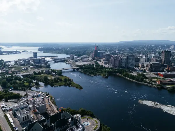 Ottawa-Gatineau metropolitan bölgesindeki hidro barajının havadan görüntüsü.