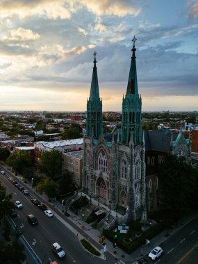 Saint-Edouard Kilisesi 'nin insansız hava aracı görüntüsü Montreal, Quebec, Kanada' da bulunan bir Roma Katolik kilisesidir.