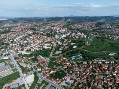 Lazarevac, Sırbistan 'ın Kolubara ilçesi. Güneşli bir günde şehrin insansız hava aracı görüntüsü.