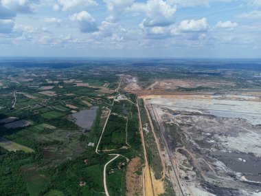 Kolubara 'daki kömür madenciliğinin yakınındaki terk edilmiş, ölü şehir. Drone görüşü Lazarevac, Sırbistan.