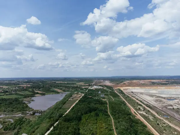 Kolubara 'daki kömür madenciliğinin yakınındaki terk edilmiş, ölü şehir. Drone görüşü Lazarevac, Sırbistan.