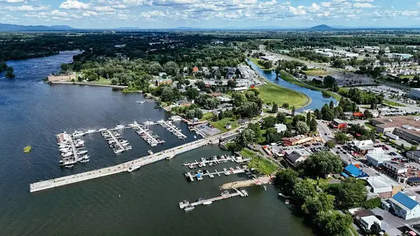 Chambly Kanalı 'nın, kalenin, yat limanının insansız hava aracı görüntüsü