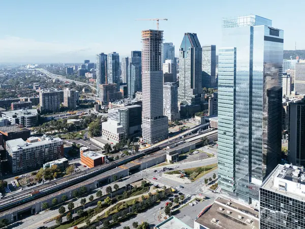 Şehir merkezindeki insansız hava aracı gökyüzü, Montreal, Quebec, Kanada 'nın sisli gündüz görüntüsü.