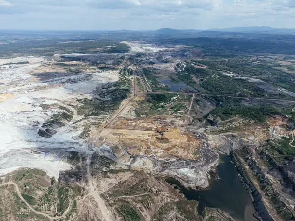 Kömür madenciliğinde Kolubara çukuru bu arada. Lazarevac, Sırbistan.