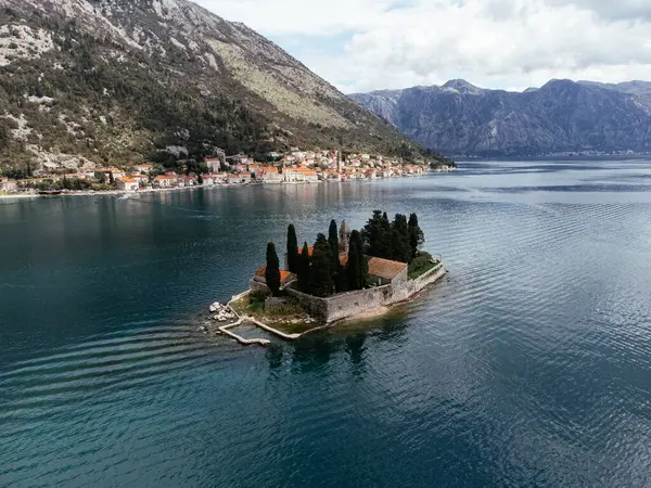 Karadağ 'daki Aziz George Adası insansız hava aracı manzarası.