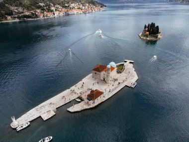Kayalıkların Hanımefendisi Kilisesi 'nin insansız hava aracı görüşü ve Aziz George Adası, Karadağ, Avrupa.