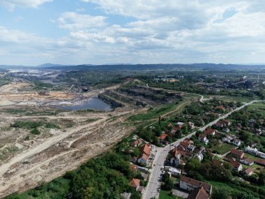 Kolubara 'daki kömür madenciliğinin yakınındaki terk edilmiş, ölü şehir. Drone görüşü Lazarevac, Sırbistan.