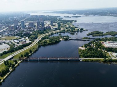 Ottawa-Gatineau metropolitan bölgesindeki hidro barajının havadan görüntüsü.