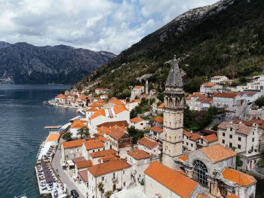 Karadağ 'ın Kotor körfezindeki eski Perast kasabasının insansız hava aracı görüntüsü