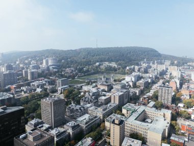 Şehir merkezindeki insansız hava aracı gökyüzü, Montreal, Quebec, Kanada 'nın sisli gündüz görüntüsü.