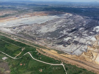 Kolubara 'daki kömür madenciliğinin yakınındaki terk edilmiş, ölü şehir. Drone görüşü Lazarevac, Sırbistan.