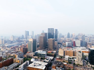 Montreal şehir merkezinde şiddetli sis yaban yangını ve endüstriyel kirlilik nedeniyle, Quebec, Kanada