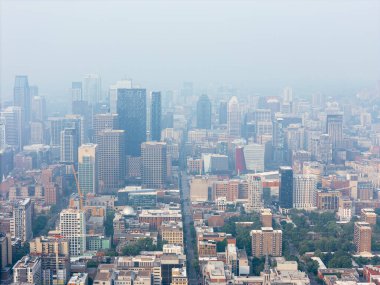 Montreal şehir merkezinde şiddetli sis yaban yangını ve endüstriyel kirlilik nedeniyle, Quebec, Kanada