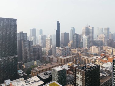 Montreal şehir merkezinde şiddetli sis yaban yangını ve endüstriyel kirlilik nedeniyle, Quebec, Kanada