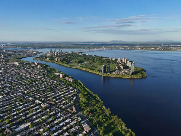 Rahibeler Adası konut binaları, köprü ve gün batımında trafik Montreal, Quebec, Kanada.