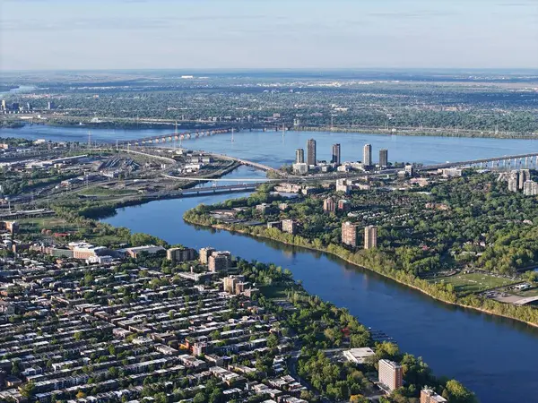 Rahibeler Adası konut binaları, köprü ve gün batımında trafik Montreal, Quebec, Kanada.