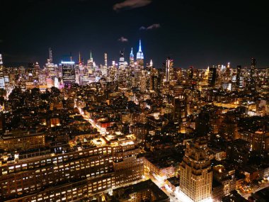 New York Şehri Manhattan panoramik manzarası, New York, ABD 'deki Hudson Nehri gökdelenlerinden alacakaranlıkta.