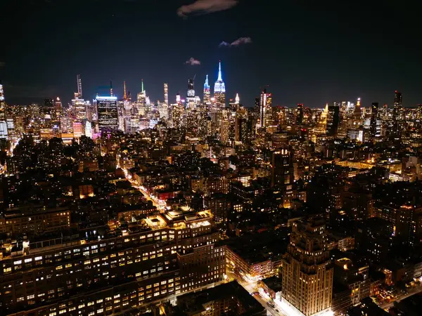 New York Şehri Manhattan panoramik manzarası, New York, ABD 'deki Hudson Nehri gökdelenlerinden alacakaranlıkta.
