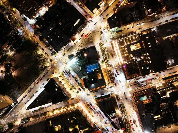 New York Şehri Manhattan panoramik manzarası, New York, ABD 'deki Hudson Nehri gökdelenlerinden alacakaranlıkta.
