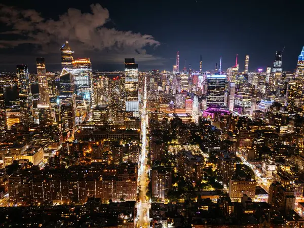 Gecenin panoramik görüntüsü şehir merkezinde, New York City, Manhattan, ABD.