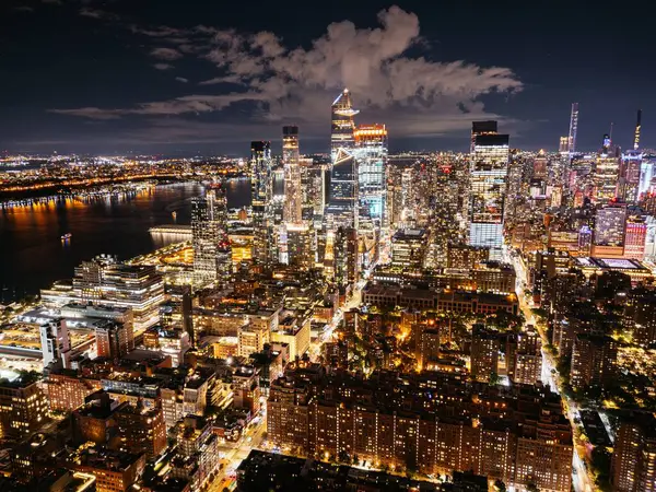Gecenin panoramik görüntüsü şehir merkezinde, New York City, Manhattan, ABD.