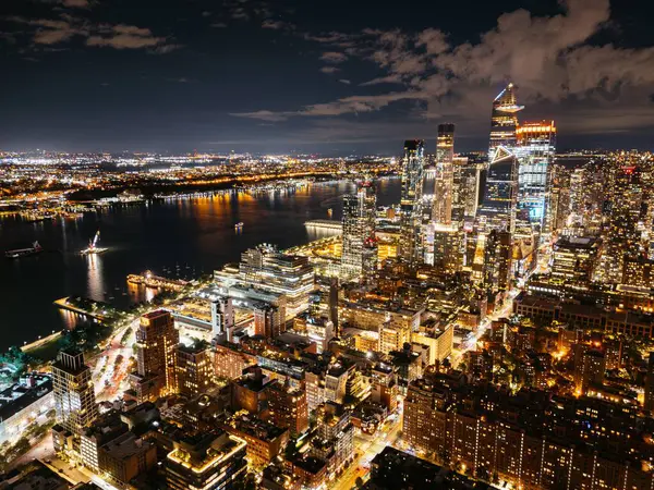 Gecenin panoramik görüntüsü şehir merkezinde, New York City, Manhattan, ABD.
