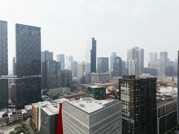 Montreal şehir merkezinde şiddetli sis yaban yangını ve endüstriyel kirlilik nedeniyle, Quebec, Kanada