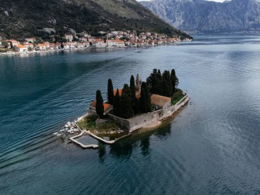 Karadağ 'daki Aziz George Adası insansız hava aracı manzarası.