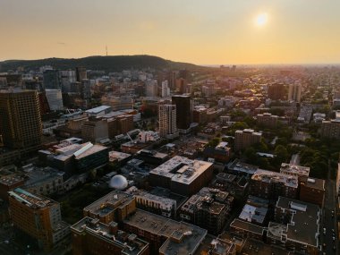 Montreal 'de gün batımında eski limandan görünen şehir gökdelenleri.