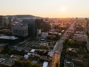 Montreal 'de gün batımında eski limandan görünen şehir gökdelenleri.