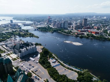 Ottawa-Gatineau metropolitan bölgesindeki hidro barajının havadan görüntüsü.
